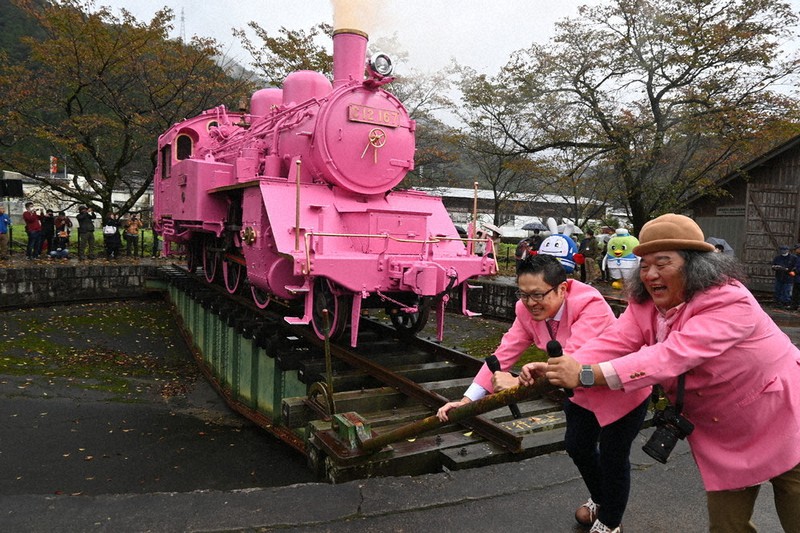 ミニピンナナslピンク 固定概念を打ち破った」 若桜鉄道がピンクのSL披露、ファン集う