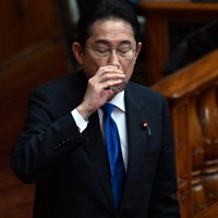 参院本会議で立憲民主党の古賀之士氏の質問に答える前に水を飲む岸田文雄首相＝国会内で2023年10月26日午後2時51分、竹内幹撮影