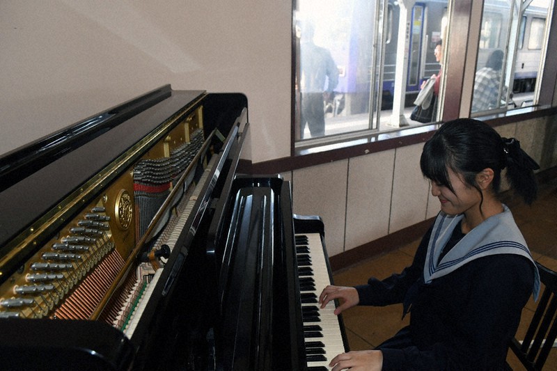 駅ピアノ、自由に演奏 にぎやか待合室 伊賀上野駅 「線路は続くよ 