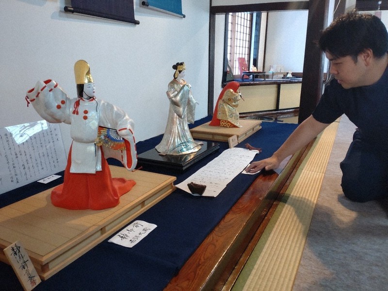 博多人形 西頭哲三郎作「月」提灯 美人像 着物姿 女性人形 木札付き 博多人形 博多人形 西頭哲三郎作「月」提灯 美人像 着物姿 女性人形 木札