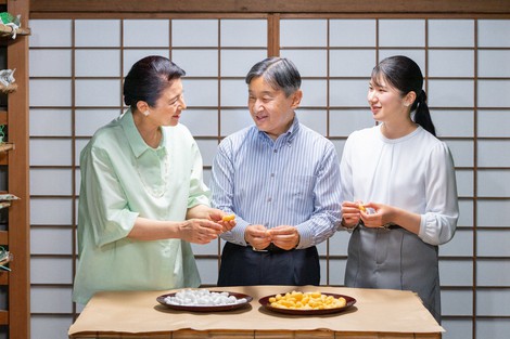 繭を手に談笑される天皇、皇后両陛下と長女愛子さま＝皇居・紅葉山御養蚕所で5月30日（宮内庁提供）