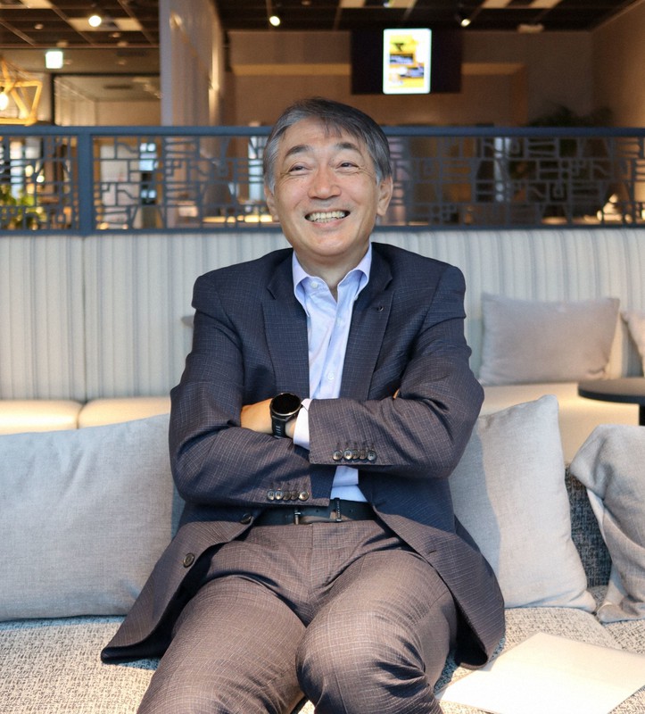 「海外通だと思われかねないことを話してきたけれども、初めて海外へ行ったのは30歳のカナダ赴任だった」と話す岡本一郎・日本軽金属ホールディングス社長＝東京都港区で2023年9月8日午前、山越峰一郎撮影