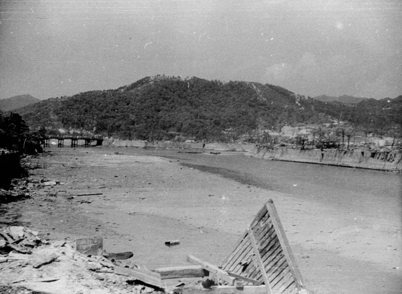 被爆3日後、爆心地の東1400メートル付近（京橋西詰付近）から写した広島市街地。対岸右は大須賀町（現南区）一帯＝1945年8月9日、国平幸男撮影