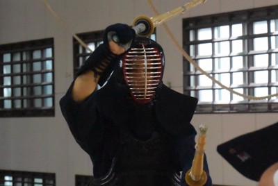 二刀で稽古する一橋大の長尾宰選手。右手に大刀、左手に小刀を持つスタイルだ＝東京都国立市の一橋大で2023年10月2日、浅妻博之撮影