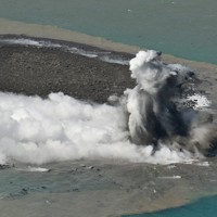 硫黄島で噴石伴う噴火 数分に1度、20m噴き上げ 本社機撮影 [写真特集2