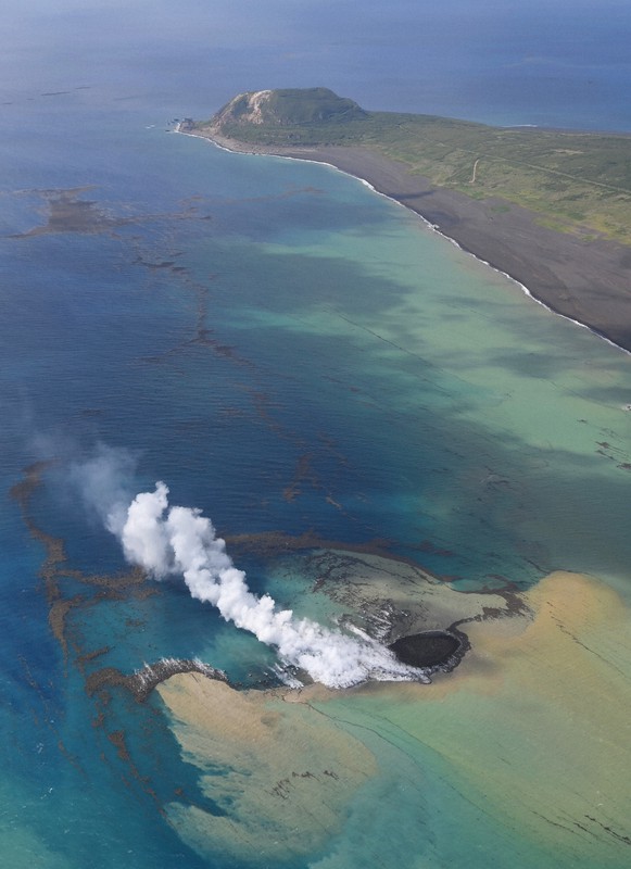 硫黄島で噴石伴う噴火 数分に1度、20m噴き上げ 本社機撮影 [写真特集2