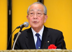「毎日21世紀フォーラム」で講演する稲盛和夫氏＝大阪市北区で2012年2月20日、小松雄介撮影
