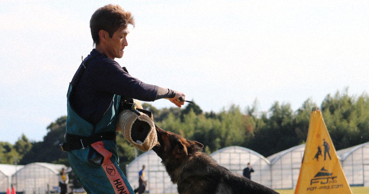 足跡追及」「臭気選別」「警戒」 訓練の成果披露 鈴鹿で嘱託警察犬審査