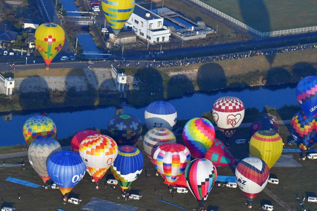 In Photos: Hot air balloons speckle fall skies at int'l