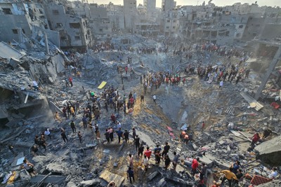難民キャンプ空爆、50人以上犠牲か ハマス戦闘で死者「1万人超