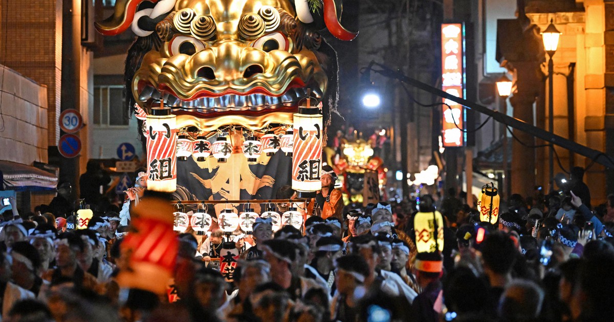 唐津くんち開幕 曳山14台、勇壮に練り 旧城下町に幻想的な行列 | 毎日新聞