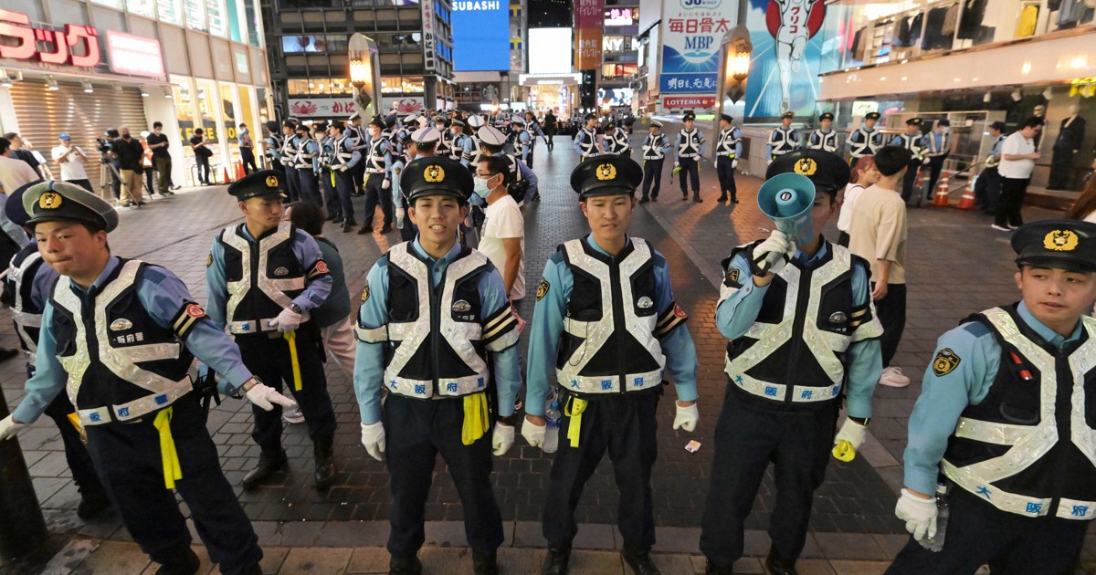 日本シリーズ白熱でミナミ厳戒 大阪府警、4日夕から警察官配置 | 毎日新聞