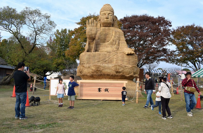 感染症や自然災害…平和願い「わらの大仏」制作 福岡・筑前 | 毎日新聞