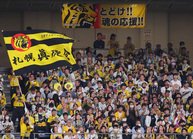 阪神が日本一王手！日本シリーズで盛り上がるスタンドのファン [写真