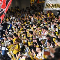 阪神が日本一王手！日本シリーズで盛り上がるスタンドのファン [写真