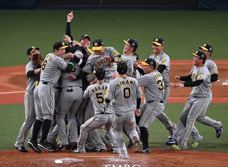 阪神タイガース - 阪神タイガース  優勝記念  写真 阪神タイガースが38年ぶりの日本一 歓喜の胴上げ [写真特集1/19