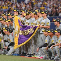 阪神タイガースが38年ぶりの日本一 歓喜の胴上げ [写真特集10/19