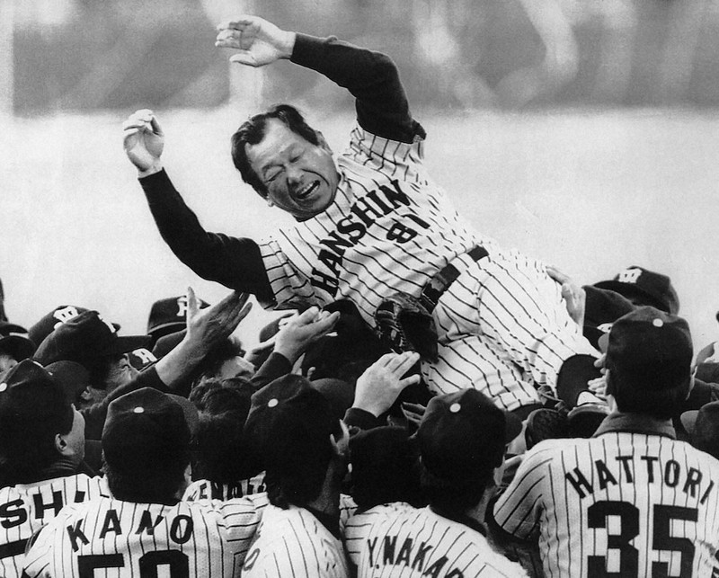 阪神タイガース、吉田義男、バース 1985年、祝勝会でランディ・バースからビールをかけられる吉田