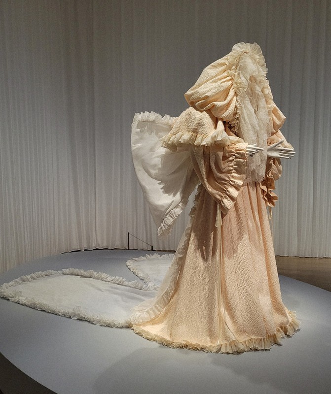 新品 イヴサンローラン シルク100% ガウン M ART：「帝王」のすごみ、優美な革新 イヴ・サンローラン展 東京