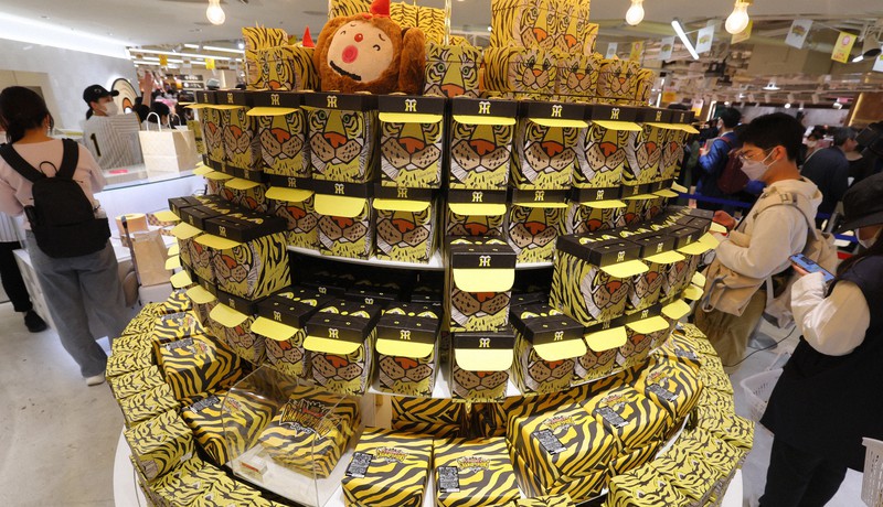プロ野球・阪神日本一 阪神百貨店で優勝セール [写真特集1/11