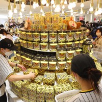 プロ野球・阪神日本一 阪神百貨店で優勝セール [写真特集5/11
