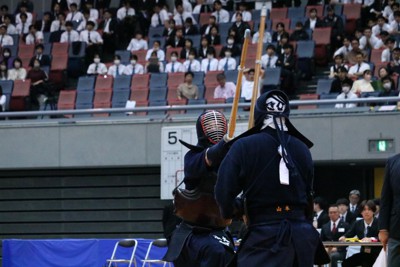全日本学生剣道優勝大会の決勝でメンを繰り出す法政大の大将・阿比留宏貴選手（左）＝大阪市港区のAsueアリーナ大阪で2023年11月5日、高橋将平撮影