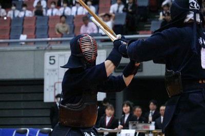 日本体育大との決勝に臨んだ法政大の大将・阿比留宏貴選手（左）＝大阪市港区のAsueアリーナ大阪で2023年11月5日、高橋将平撮影