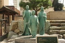 福井市の「北の庄城址公園」にある浅井三姉妹像。左から茶々（淀の方）、江（小督）、初＝福井市提供