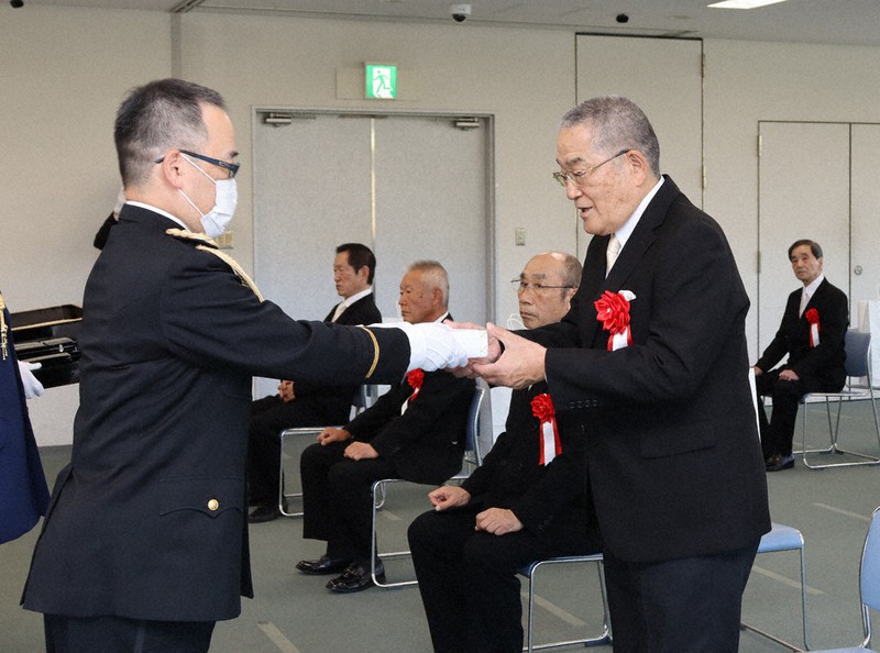 県警関係者へ勲章伝達式 「栄誉に恥じぬ人生に」 ／奈良 | 毎日新聞