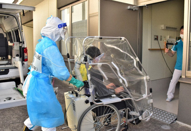 移送手順や防護具着脱確認 県などエボラ出血熱対応訓練 古賀 ／福岡