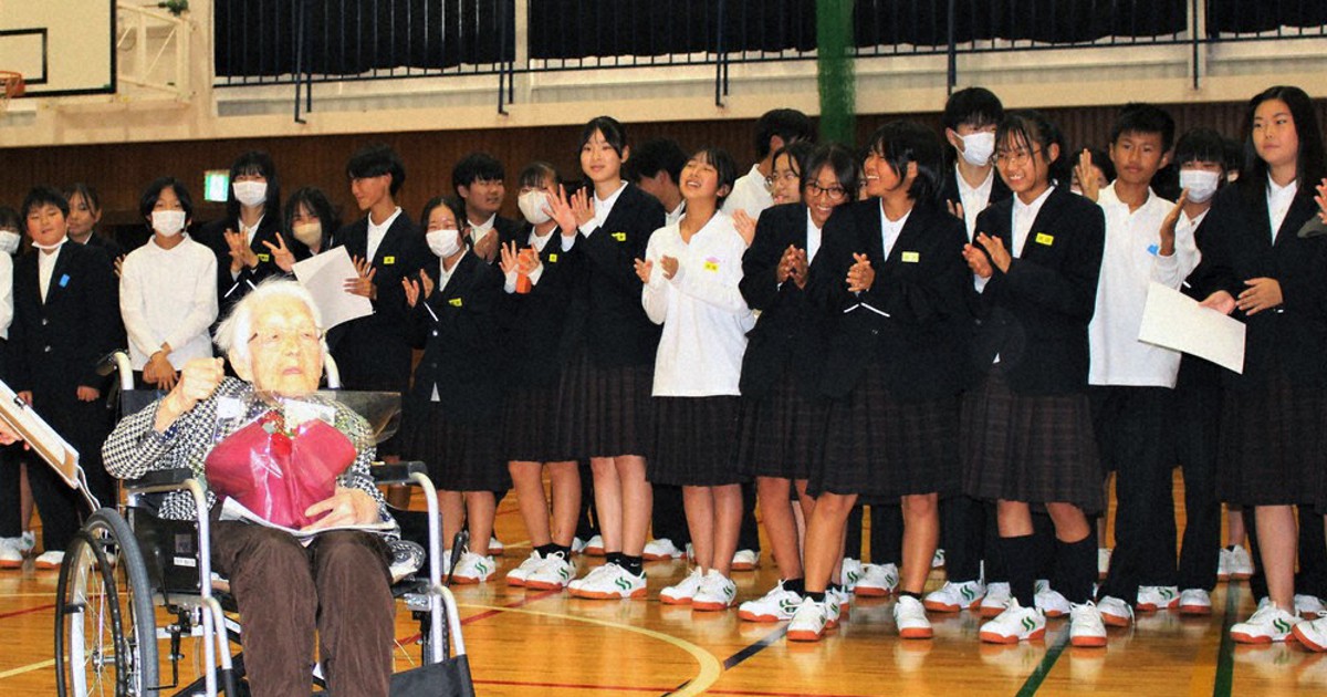 先生、100歳おめでとう “母校”桃映中生と交流「誇り持って」 福知山の
