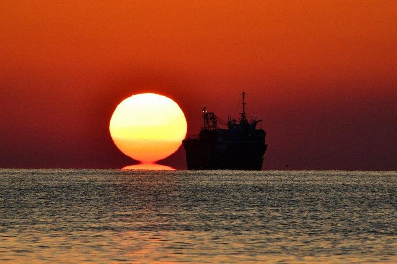 水平線に「だるま夕日」 平生 ／山口 | 毎日新聞