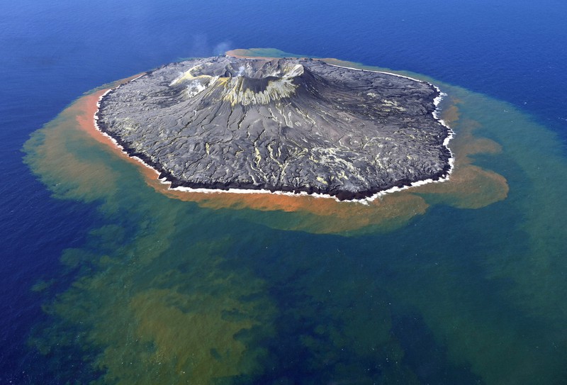 大海原に鮮やかな色彩 西之島噴火から10年 [写真特集5/20] | 毎日新聞