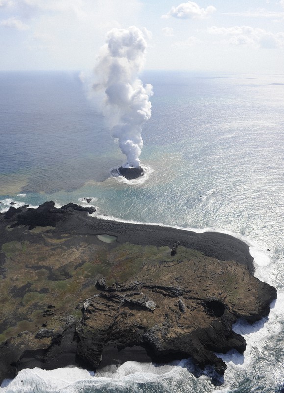 大海原に鮮やかな色彩 西之島噴火から10年 [写真特集13/20] | 毎日新聞
