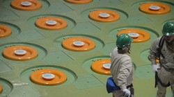 ガラスで固められ、日本原燃の施設で保管されている高レベル放射性廃棄物。この最終処分場の選定が問題となっている＝青森県六ケ所村で2019年6月、荒木涼子撮影