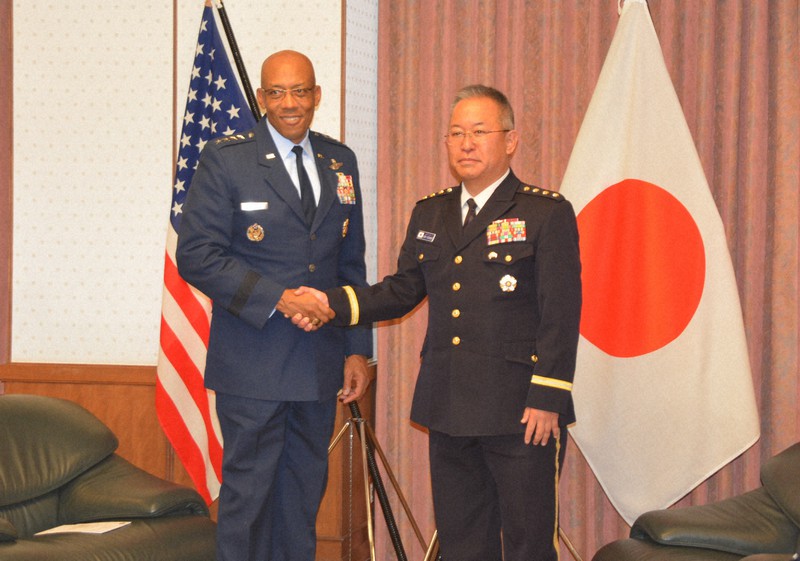 自衛隊と米軍の制服組トップが会談 日米同盟強化へ意見交わす | 毎日新聞
