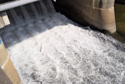 開いた門から、しぶきを上げて水が流れ出ていた＝大津市南郷1で2023年10月26日午前11時5分、中川博史撮影