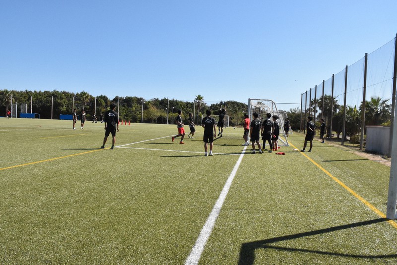 サッカー部員が大量転校 更迭の元監督の新規契約先に 淡路の高校 [写真