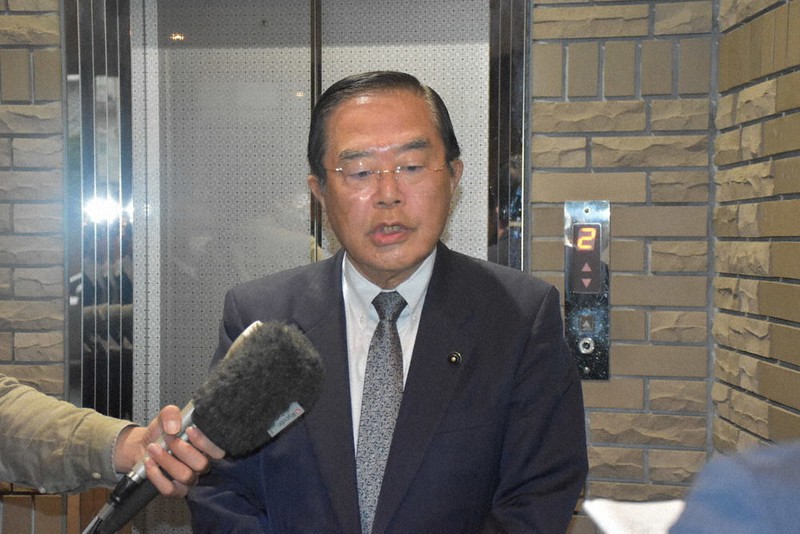 細田博之前衆院議長の訃報を受け取材に応じる自民党島根県連の絲原徳康幹事長＝松江市内中原町で2023年11月10日午後3時13分、松原隼斗撮影