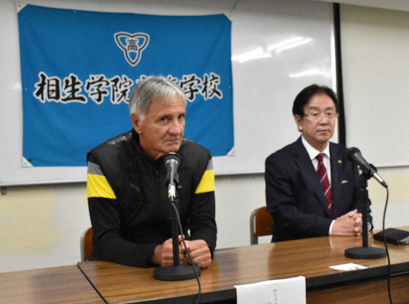 サッカー部員66人転校 兵庫の私立高 更迭の元監督追い | 毎日新聞
