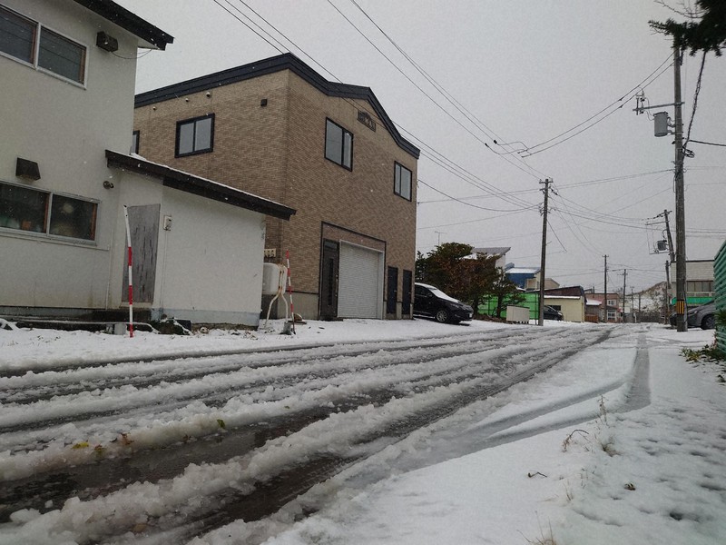 札幌で初雪、平年より10日遅く 稚内・函館・室蘭・網走でも観測 | 毎日新聞