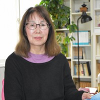自宅で取材に応じる多原良子さん＝札幌市手稲区で2023年11月8日午後2時27分、真貝恒平撮影