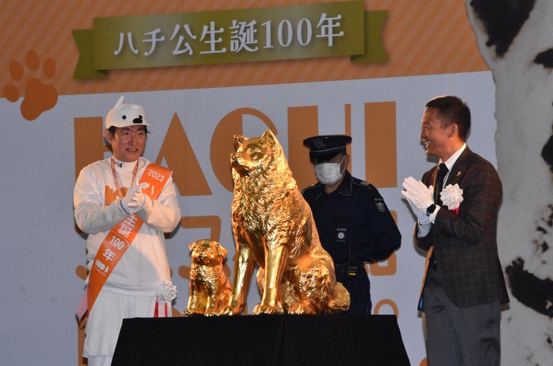 忠犬ハチ公に「100歳の誕生日おめでとう」 秋田で生誕100年祭 | 毎日新聞