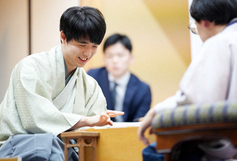 藤井聡太8冠、伊藤七段に勝ち、竜王をストレート防衛 | 毎日新聞