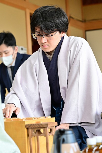 竜王戦で完敗の伊藤匠七段「藤井聡太竜王の強さ、勉強に」 | 毎日新聞