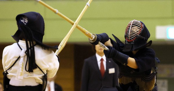 【筑波大－鹿屋体大】決勝の代表戦で鹿屋体大の大嶋（左）を攻める筑波大の川合＝愛知県春日井市の同市総合体育館で2023年11月12日、兵藤公治撮影