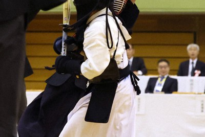 【筑波大－鹿屋体大】決勝の代表戦で鹿屋体大の大嶋（手前）にメンを決めた筑波大の川合＝愛知県春日井市の同市総合体育館で2023年11月12日、兵藤公治撮影