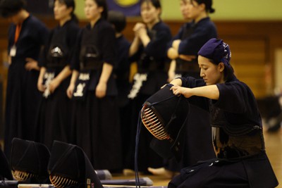 【筑波大－鹿屋体育大】決勝の代表戦に臨む筑波大の川合（右）＝愛知県春日井市の同市総合体育館で2023年11月12日午後5時56分、兵藤公治撮影