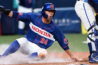 【日鉄ステンレス－Honda】八回裏Honda1死二、三塁、藤野の内野ゴロの間に三塁走者・鈴木が生還＝京セラドーム大阪で2023年11月12日、北村隆夫撮影