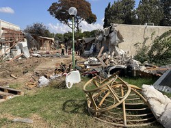 イスラエルとハマスの衝突が米国の教育現場にも影響を与えている。写真はハマス戦闘員に破壊されたイスラエル南部クファルアザの住宅＝2023年10月18日、三木幸治撮影